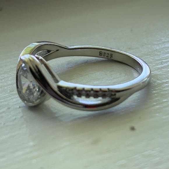 Classic Engagement Cubic Zircon Ring gorgeous - Picture 8 of 8